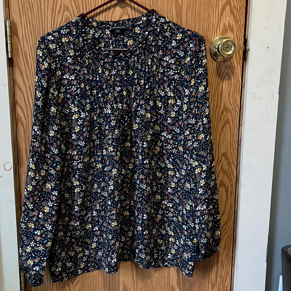 Adrianna Papell size L shirt